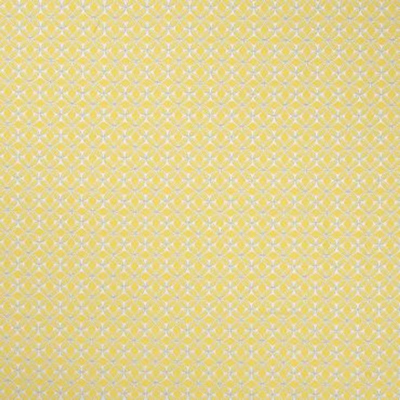 Pale yellow wallpaper with a dense white quatrefoil‑flower lattice (object), covering a flat wall continuously (action), close-up interior view, evenly lit, no other features visible (context).